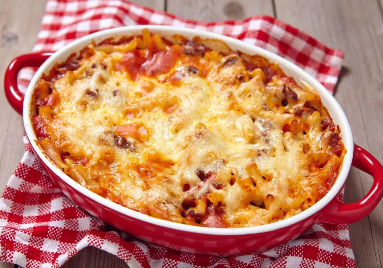 Makaron z mięsem mielonym zapiekany z serem: Szybki obiad z piekarnika dla całej rodziny!
